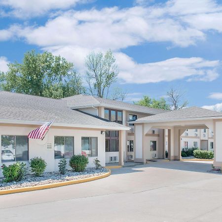 Super 8 By Wyndham Ottumwa Motel Buitenkant foto