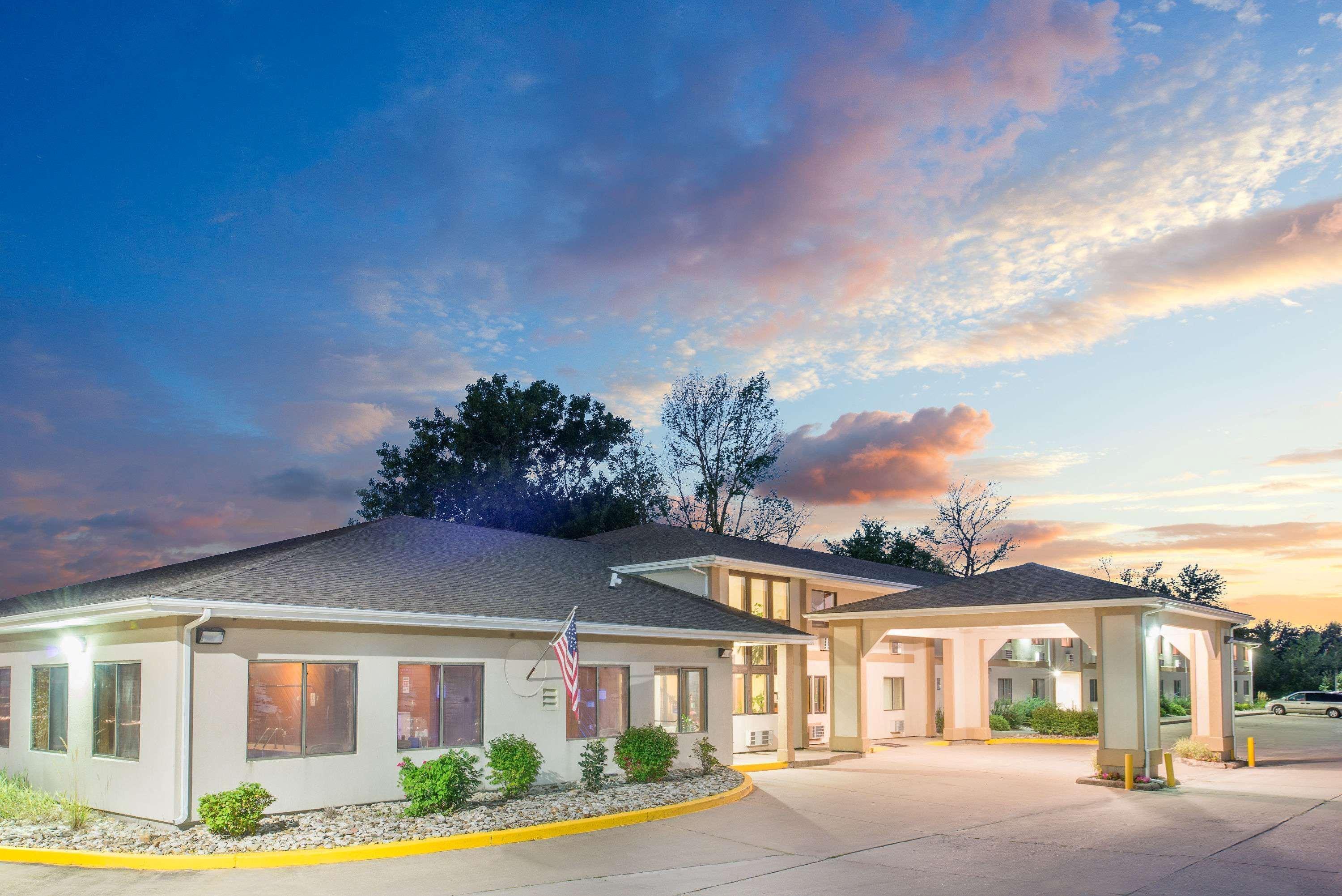 Super 8 By Wyndham Ottumwa Motel Buitenkant foto