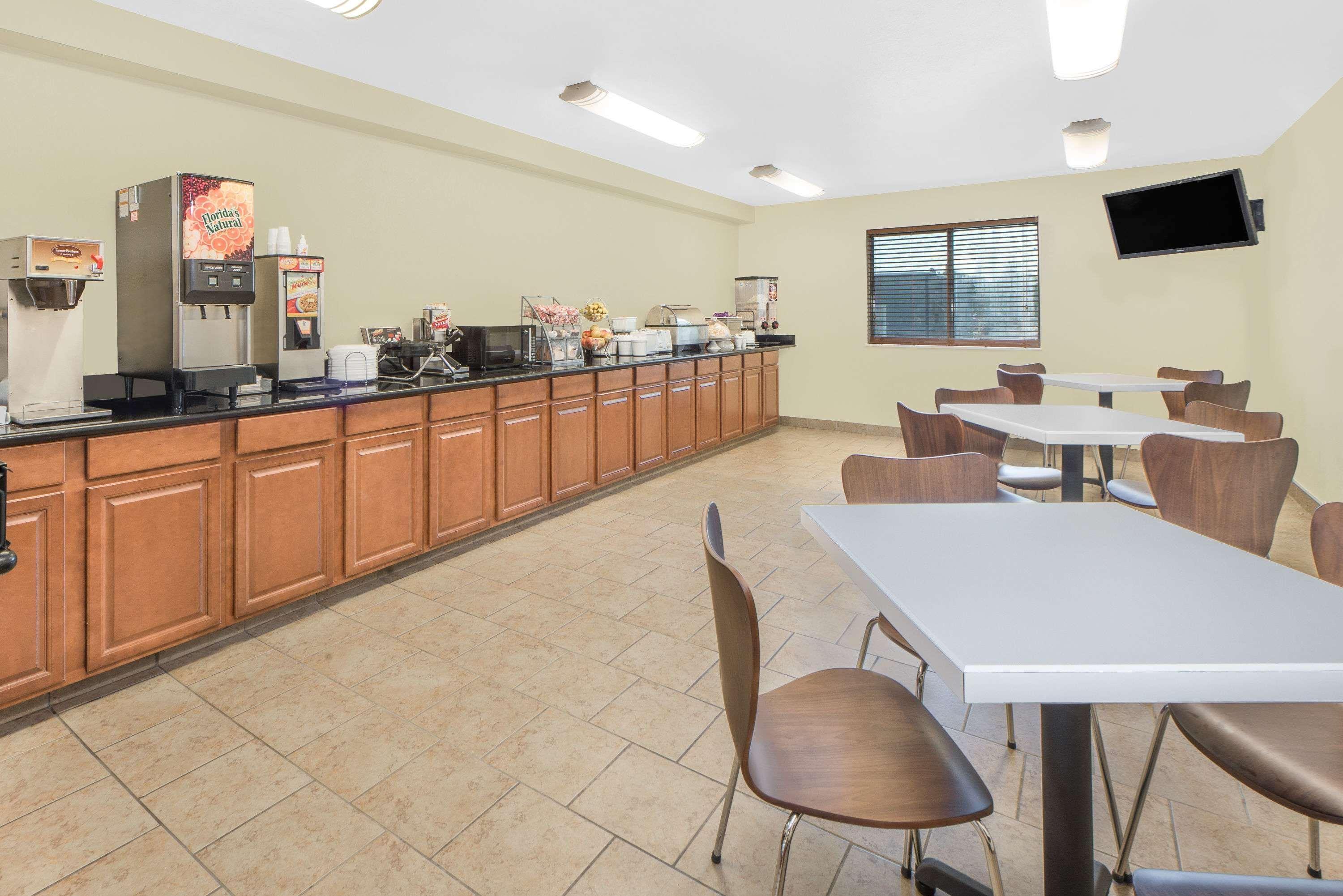 Super 8 By Wyndham Ottumwa Motel Buitenkant foto